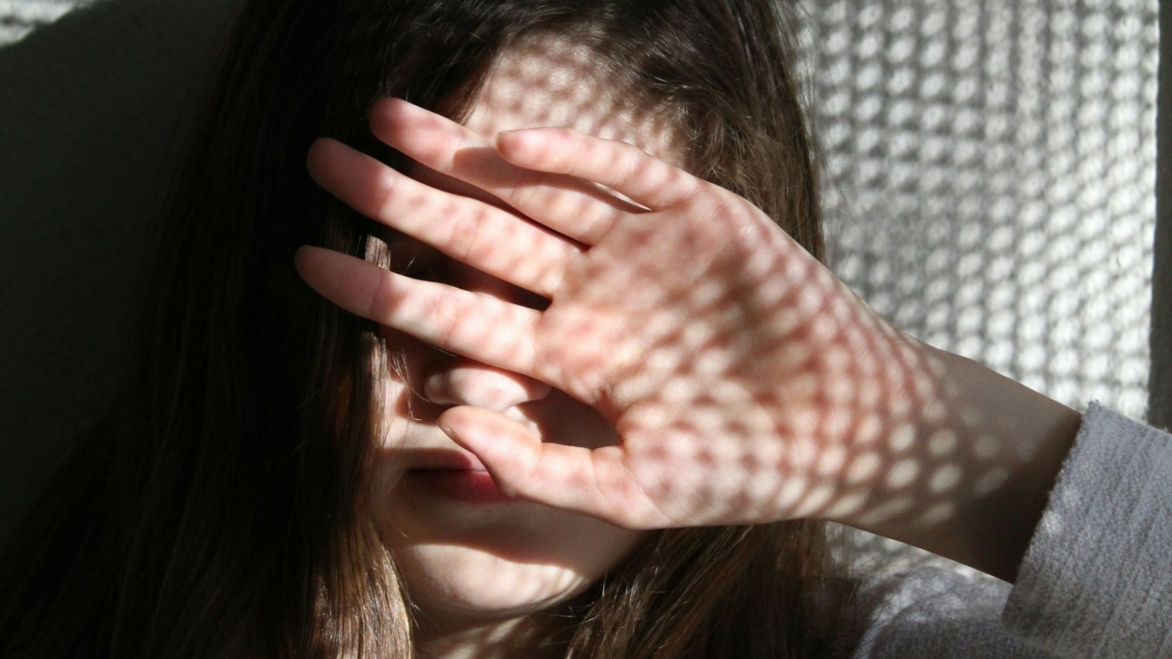 entrepreneure sensible qui se cache le visage