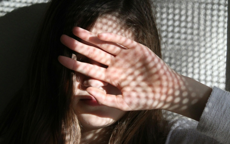 entrepreneure sensible qui se cache le visage