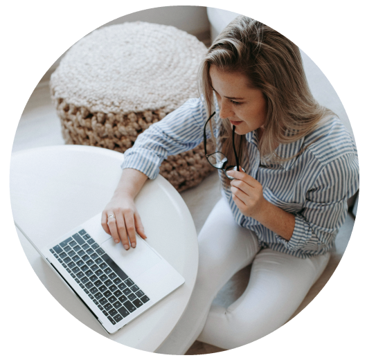 Entrepreneure travaillant sur son activité