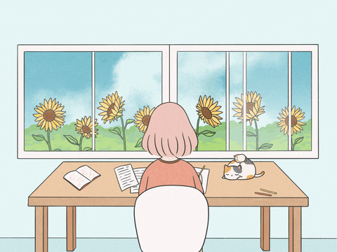 femme travaillant à son bureau face à un ciel bleu et des tournesols, dans une ambiance apaisée