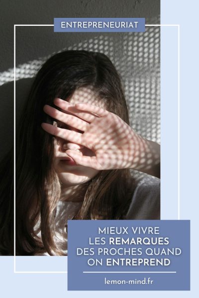 Visuel pinterest - femme sensible qui se cache le visage face aux remarques