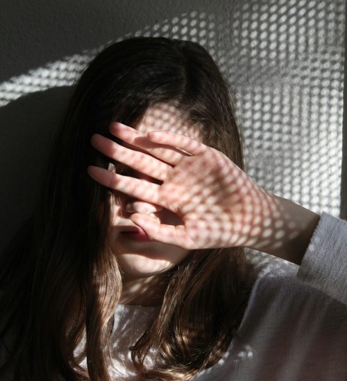 entrepreneure sensible qui se cache le visage